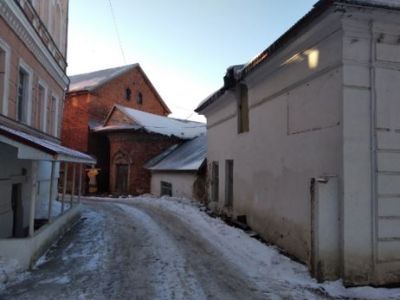 Дом одноэтажный с примыкающим с юга зданием церкви Святого Арсения