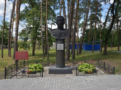 Бюст Героя Советского Союза И.П.Серикова