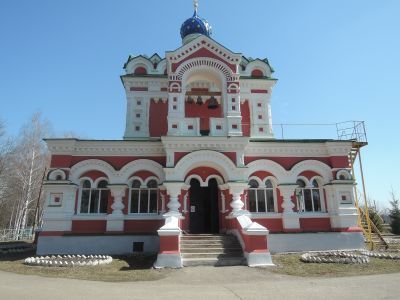 Фамильная церковь фон Дервиза с парком