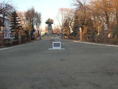 Братская могила  75 советских воинов, погибших в 1943 г. в боях  с немецко-фашистскими захватчиками