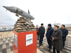 Айсен Николаев посетил набережную «Поющие пески» в Вилюйске