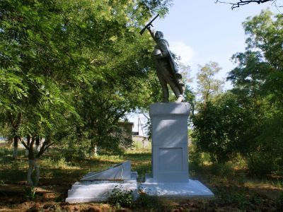 Братская могила советских воинов