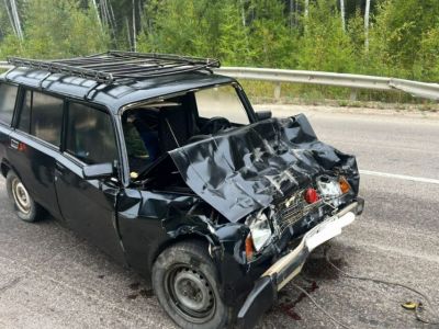 В Ленском районе большегруз сбросил емкости на встречную полосу, пострадали два человека