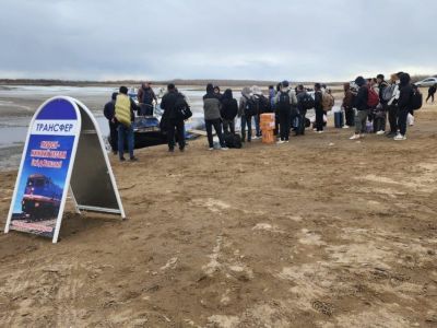 Пассажиров поезда в случае осложнения обстановки на реке Лене из Якутска будут перевозить вертолетом