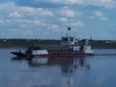 На самоходном пароме производится доставка энергогрузов по вилюйской группе районов