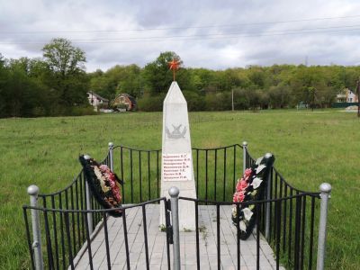 Памятное место, где осенью 1942 года фашистами были расстреляны партизаны отряда им. Щорса