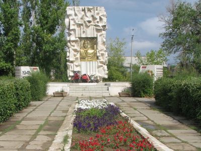 Братская могила советских воинов, погибших в период Сталинградской битвы