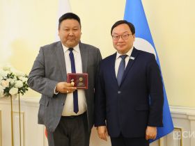 Государственные награды вручили медицинским работникам Якутии