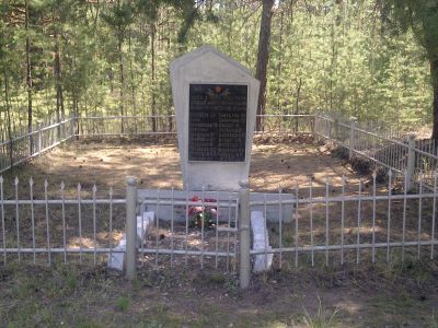 Место гибели активистов, погибших от рук "черных" банд с надгробием и мемориальными досками