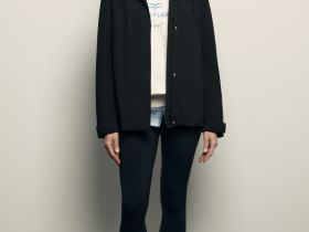 Ветровка с капюшоном и застежками по бокам