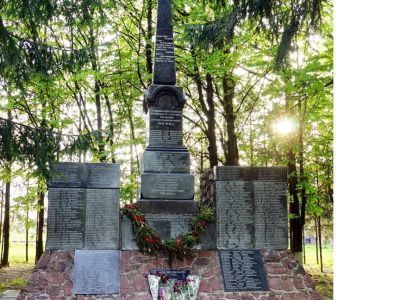 Памятник 243 воинам-односельчанам, погибшим в 1941-1945 гг. на фронтах Великой Отечественной войны
