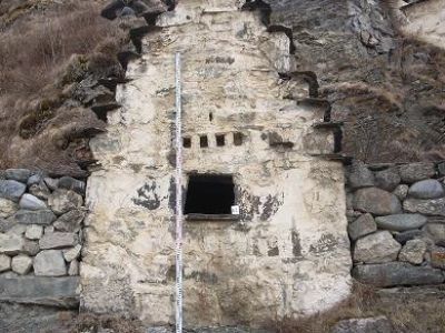 Склеп наземный с двухскатной ступенчатой кровлей 1