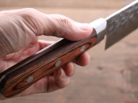 Поварской кухонный шеф-нож Sakai Takayuki 24 см, сталь VG-10 в обкладках из дамасской стали, рукоять махагон