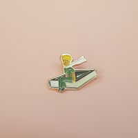 Значок эмалированный "Маленький принц" Принц на книге