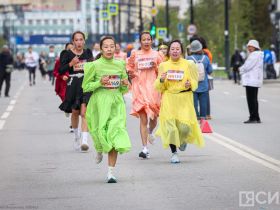 Сотни якутян в национальной одежде пробежали на марафоне Олонхо