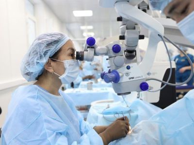 Рекорд России: за два часа и 18 минут якутские офтальмологи прооперировали 100 человек