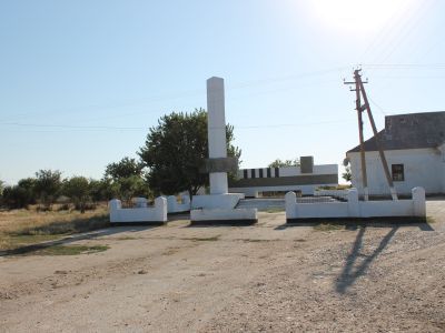 Памятный знак в честь гвардии капитана А.А.Уварова и воинов-односельчан, погибших в годы Великой Отечественной войны