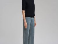 Легкий джемпер полуприлегающего кроя с коротким ру