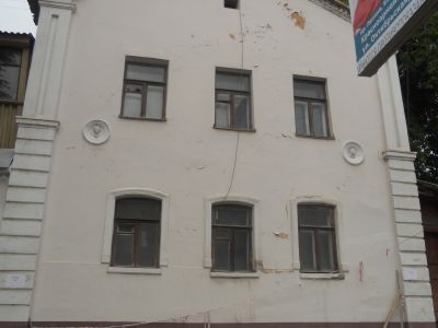 Жилой дом с лавкой