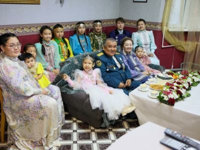 Многодетная семья из Якутии пригласила Владимира Путина на Ысыах