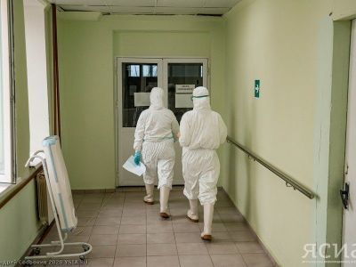 Роспотребнадзор рекомендовал людям из групп риска носить маски