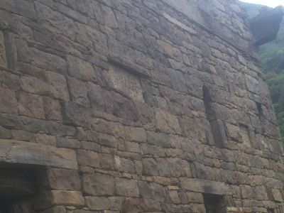 Камень с арабской надписью