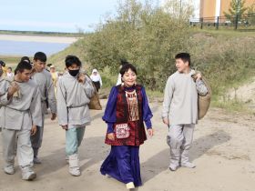 Вилюйск преображается: в День города на набережной «Поющие пески» зазвучала новая музыка