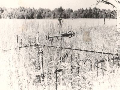 Могила гражданки Москалевой Ф.М. с ее четырьмя детьми, расстрелянными гитлеровскими оккупантами в марте 1942 г. Установлен крест