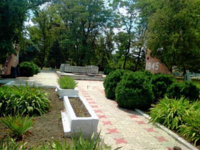 Братская могила 901 воину Советской Армии, погибших в 1942 - 1943 гг. в боях с немецко-фашистскими захватчиками