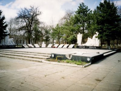 Братская могила 504 воинов, погибших в годы гражданской войны