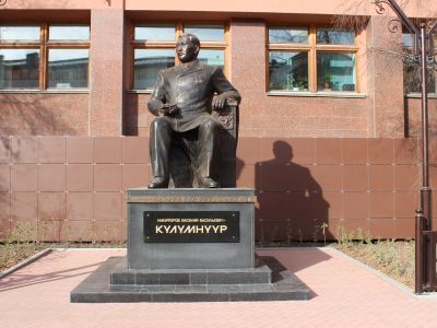 Памятник видному общественному и политическому деятелю Василию Васильевичу Никифорову-Кюлюмнююр