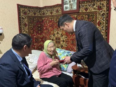 В Среднеколымске ветеранам тыла вручили юбилейные медали «80 лет Победы»