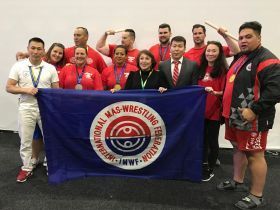 Арнольд Шварценеггер дал старт соревнованиям мас-рестлеров в Австралии