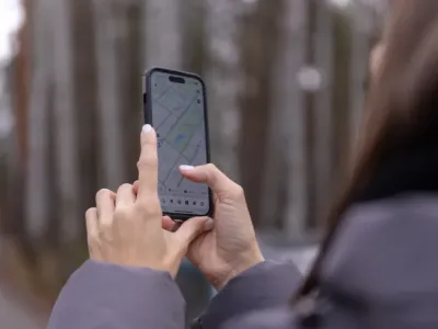 Смартфон в дикой природе: эксперт рассказал о правилах обращения со смартфоном там, где нет связи