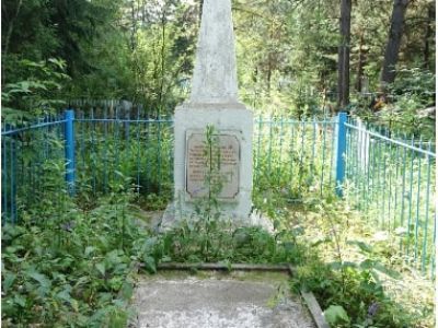 Братская могила тридцати партизан, погибших в феврале и июле 1919 года в боях партизанского соединения Северо-Канского фронта с колчаковскими войсками