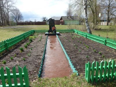 Братская могила 10 мирных жителей, расстрелянных в 1941 году немецко-фашистскими захватчиками