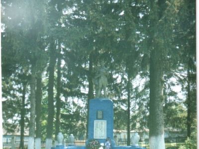 Братская могила воинов Советской Армии, погибших в период Великой Отечественной войны. Захоронено и установлено фамилий на 52 человека. Скульптура установлена в 1959 году