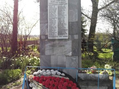 Братская могила 594 советских воинов, погибших в боях с фашистскими захватчиками