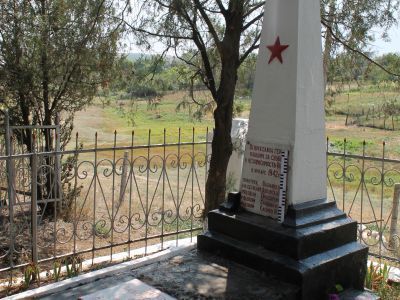 Братская могила советских воинов