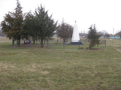 Братская могила советских воинов, погибших в боях с фашистскими захватчиками