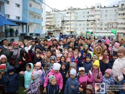 Благоустроенный двор торжественно открыли в Автодорожном округе Якутска