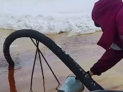 25 кубометров дизтоплива убрали с места разлива на реке Яне