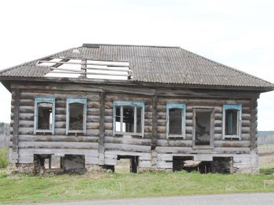 Дом с лавкой (кирпич, дерево)