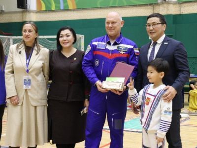 Космонавт Олег Артемьев познакомился с якутскими национальными видами спорта