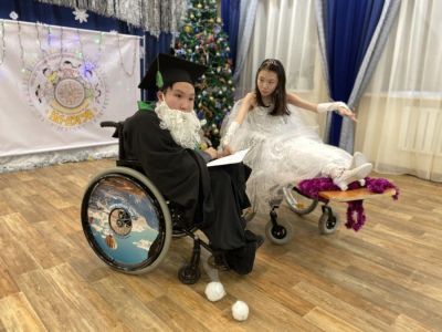 Новогоднюю сказку сыграли ребята из инклюзивного танцевального ансамбля «Ил-Дэгэй»