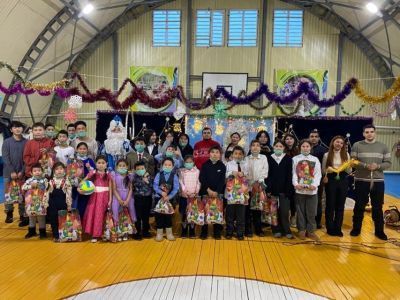 Воспитанникам Тойбохойского детского дома подарили новогодний утренник