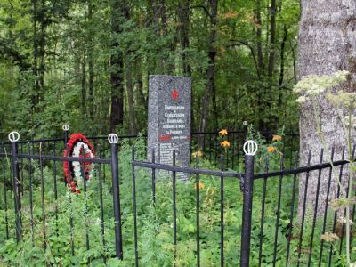 Братское захоронение советских воинов, погибших в 1941-44 гг.
