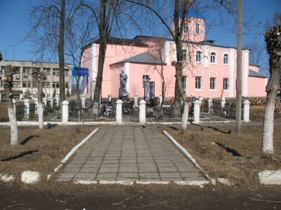 Воинское кладбище, где захоронено 6144 советских воинов, погибших в период Великой Отечественной войны 1941-1945 гг. Здесь же захоронены Герои Советского Союза лейтенант В.Г.Яковенко, рядовой В.И.Соловьев. Установлена скульптура