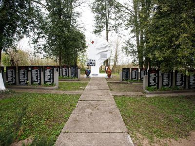 Братская могила советских воинов, погибших в январе 1945 года