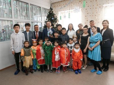 Воспитанников социально-реабилитационного центра в Майе с Новым годом поздравил глава Якутии